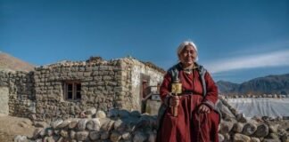 shutterstock 2289686933 tibet woman