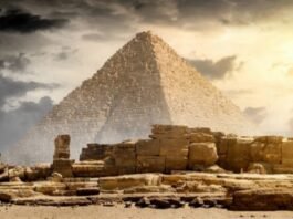 feature a giza pyramid