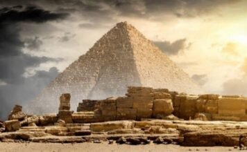 feature a giza pyramid